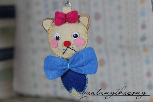 Móc khóa cô chuột buồn bã